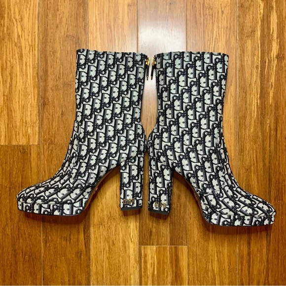 NWB Di0R (Inspired) Heeled Logo Booties *Size 40/8.5 - Picture 4 of 16